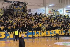(ΒΙΝΤΕΟ-ΦΩΤΟΣ kerkida) Εξαιρετική ατμόσφαιρα στο "κλουβί" οι ΑΕΛίστες