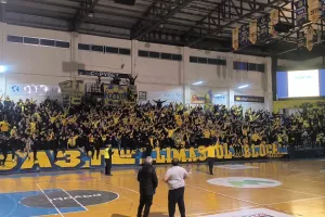 (ΒΙΝΤΕΟ-ΦΩΤΟΣ kerkida) Εξαιρετική ατμόσφαιρα στο "κλουβί" οι ΑΕΛίστες