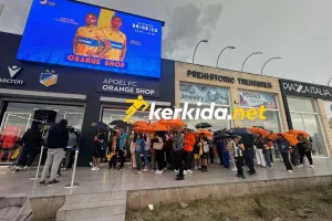 Με ομπρέλες... στην ουρά!