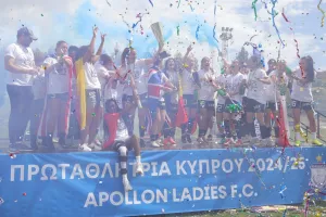 (Φώτος) Διπλή απονομή για τις Apollon Ladies 