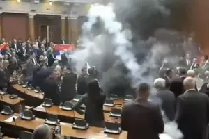 Χάος στη Βουλή της Σερβίας: Βουλευτές της αντιπολίτευσης άναψαν καπνογόνα
