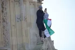 Σκαρφάλωσε στο Μπιγκ Μπεν με παλαιστινιακή σημαία