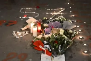 Τέμπη: Καθιστική διαμαρτυρία με κεριά στο Σύνταγμα για τα 57 θύματα 