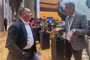 Ο Ομονοιάτης Γιώργος συνομιλεί με τον ΑΠΟΕΛίστα Σωκράτη! (Βίντεο)