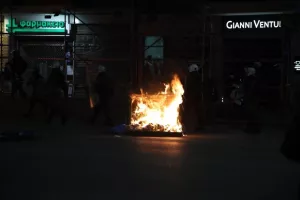 Επεισόδια και φωτιές στο Σύνταγμα (Φώτος)
