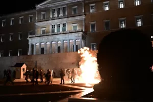 Επεισόδια και φωτιές στο Σύνταγμα (Φώτος)