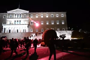 Επεισόδια και φωτιές στο Σύνταγμα (Φώτος)