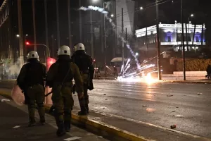 Επεισόδια και φωτιές στο Σύνταγμα (Φώτος)