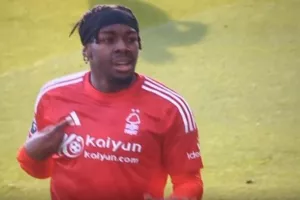 Έδειξε το σήμα της Adidas αντί της ομάδας του!