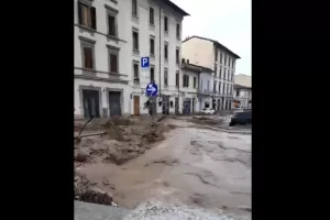 «Παρέλυσε» η Τοσκάνη από την κακοκαιρία - Κλειστά σχολεία και σε Φλωρεντία λόγω πλημμυρών