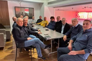 Συζήτηση και συνάντηση με αντιπροσωπεία των "8"/ Τα λένε και με Πετρίδη