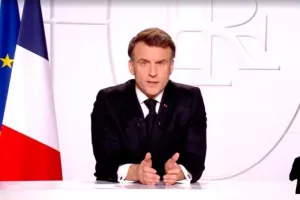 Μακρόν: "Να είστε έτοιμοι για παν ενδεχόμενο/Ο κόσμος γίνεται πιο βίαιος"