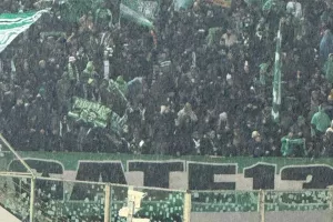 “Τρελαμένοι” στη βροχή οι οπαδοί του Παναθηναϊκού