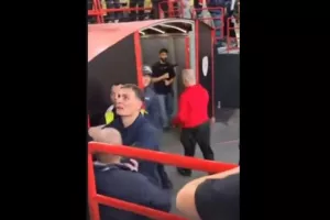 (Βίντεο) Το φραστικό επεισόδιο Μπαρτζώκα-οπαδού από το ΣΕΦ!