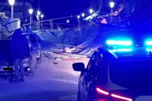 Γκρεμίστηκε σκαλωσιά και διέλυσε πάνω από 20 αυτοκίνητα