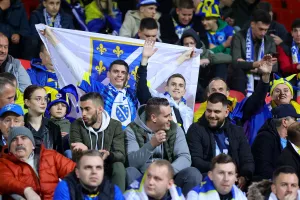 Τυλιγμένοι... με σημαίες!