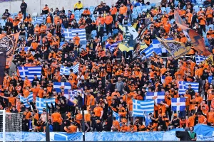 (ΒΙΝΤΕΟ Kerkida) Τραγούδησαν μαζί τον Εθνικό Ύμνο ΑΠΟΕΛίστες και Απολλωνίστες