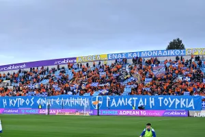(ΒΙΝΤΕΟ Kerkida) Τραγούδησαν μαζί τον Εθνικό Ύμνο ΑΠΟΕΛίστες και Απολλωνίστες