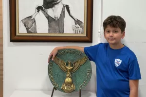Συγκινητική κίνηση από τον 10χρονο Φίλιππο - Σε δημοπρασία το συλλεκτικό γλυπτό “Φοίνικας”