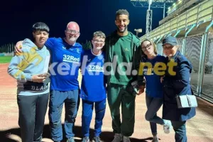 (Φώτο kerkida) Ο Γκόλντσον με οπαδούς της Ρέιντζερς 