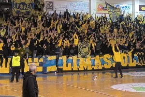 (ΒΙΝΤΕΟ-ΦΩΤΟΣ kerkida) Εξαιρετική ατμόσφαιρα στο "κλουβί" οι ΑΕΛίστες