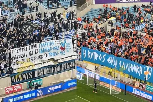(ΒΙΝΤΕΟ Kerkida) Τραγούδησαν μαζί τον Εθνικό Ύμνο ΑΠΟΕΛίστες και Απολλωνίστες