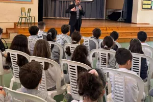 H αξιέπαινη κίνηση για το «Ευ Αγωνίζεσθαι» - Μίλησε στα παιδιά ο Νίκος Σατσιάς