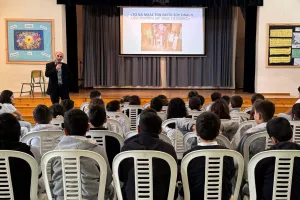 H αξιέπαινη κίνηση για το «Ευ Αγωνίζεσθαι» - Μίλησε στα παιδιά ο Νίκος Σατσιάς