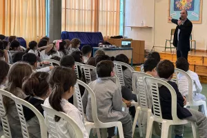 H αξιέπαινη κίνηση για το «Ευ Αγωνίζεσθαι» - Μίλησε στα παιδιά ο Νίκος Σατσιάς