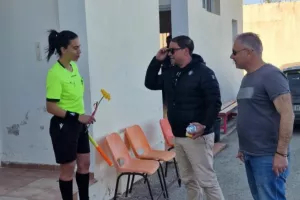 Ωραίο... με λουλούδι στην διαιτητή!