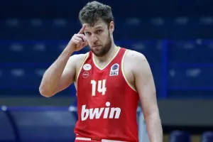 Περιστέρι – Ολυμπιακός 69-82: Ο Βεζένκοβ κυριάρχησε και ο Πίτερς “καθάρισε” 