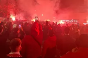 Χαμός στο Ρέντη: Αποθέωση για παίκτες και Μεντιλίμπαρ απ' τους οπαδούς του Ολυμπιακού! (Βίντεο)