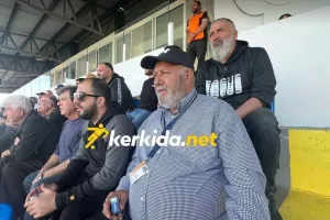 Δασάκι... δίπλα στον Κίκη ο Πραστίτης!