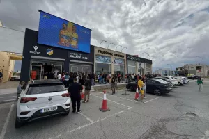 Ουρές... στο OrangeShop για Πιέρο και Γαλανόπουλο (Φώτος)