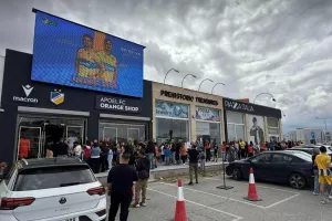 Ουρές... στο OrangeShop για Πιέρο και Γαλανόπουλο (Φώτος)