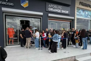 Ουρές... στο OrangeShop για Πιέρο και Γαλανόπουλο (Φώτος)