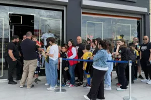 Ουρές... στο OrangeShop για Πιέρο και Γαλανόπουλο (Φώτος)