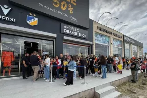 Ουρές... στο OrangeShop για Πιέρο και Γαλανόπουλο (Φώτος)