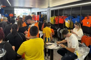 Ουρές... στο OrangeShop για Πιέρο και Γαλανόπουλο (Φώτος)