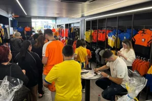 Ουρές... στο OrangeShop για Πιέρο και Γαλανόπουλο (Φώτος)