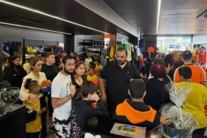 Ουρές... στο OrangeShop για Πιέρο και Γαλανόπουλο (Φώτος)