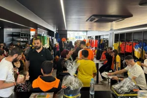Ουρές... στο OrangeShop για Πιέρο και Γαλανόπουλο (Φώτος)