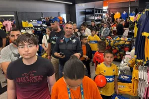 Ουρές... στο OrangeShop για Πιέρο και Γαλανόπουλο (Φώτος)