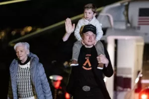Έλον Μασκ: Μαζί με τη μητέρα του και τον γιο του προσγειώθηκε στον Λευκό Οίκο