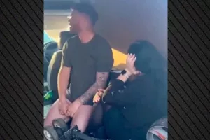 (Βίντεο) Επιασε στα πράσα τον σύζυγό της - «Θα σε βγάλω στο Facebook» του φώναζε