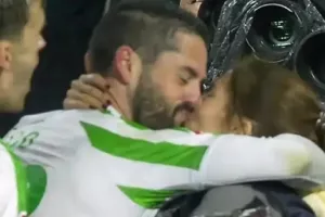 Το χρυσό γκολ και φιλί του Ίσκο στη σύζυγό του
