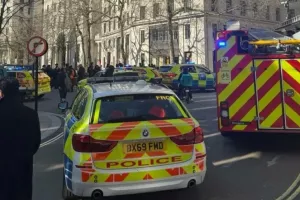 Φορτηγάκι έπεσε πάνω σε πεζούς στο κεντρικό Λονδίνο