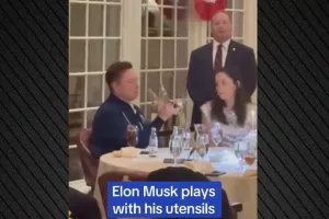 Viral βίντεο - Ο Μασκ έπαιζε με μαχαιροπίρουνα σε δείπνο του Τραμπ