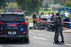 Τρομοκράτης μαχαίρωσε στρατιώτη και πυροβόλησε 75χρονο που οδηγούσε το αυτοκίνητό του