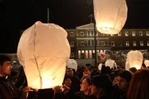 (Βίντεο/Φώτος) Φαναράκια μνήμης για τα 57 θύματα των Τεμπών